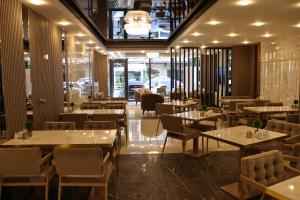 a restaurant with tables and chairs in a room at Nif Ankara Hotel in Yenişehir