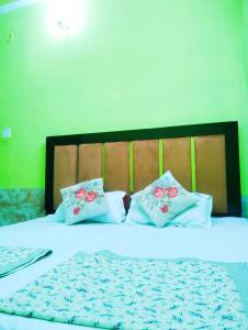 Letto o letti in una camera di "Om Sadan" Guest House Ayodhya Dhaam