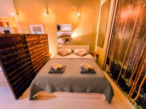 a bedroom with a bed with two towels on it at Slapen aan de Sluis in Utrecht