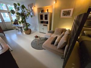 a living room with a couch and a table at Slapen aan de Sluis in Utrecht