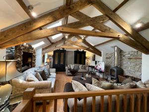 Posezení v ubytování Pass the Keys Stunning 3-Bed Cottage Shepherd Hut Peak Views