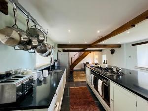 O bucătărie sau chicinetă la Pass the Keys Stunning 3-Bed Cottage Shepherd Hut Peak Views