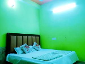Letto o letti in una camera di "Om Sadan" Guest House Ayodhya Dhaam