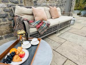 O zonă de relaxare la Pass the Keys Stunning 3-Bed Cottage Shepherd Hut Peak Views