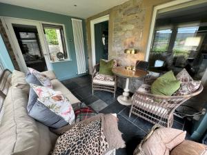 O zonă de relaxare la Pass the Keys Stunning 3-Bed Cottage Shepherd Hut Peak Views
