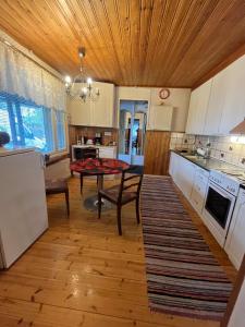 Kuchyň nebo kuchyňský kout v ubytování Yellow dream house - 3 min from highway, sauna, big private parking