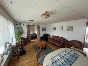 Posezení v ubytování Yellow dream house - 3 min from highway, sauna, big private parking