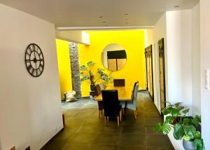 Posedenie v ubytovaní Loft atypique 192m2, terrasse, aux portes de Lille
