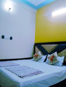 Letto o letti in una camera di "Om Sadan" Guest House Ayodhya Dhaam