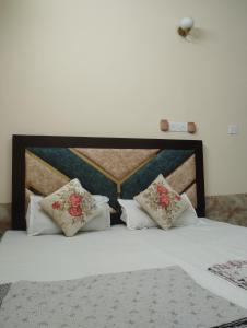 Letto o letti in una camera di "Om Sadan" Guest House Ayodhya Dhaam