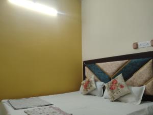 Letto o letti in una camera di "Om Sadan" Guest House Ayodhya Dhaam