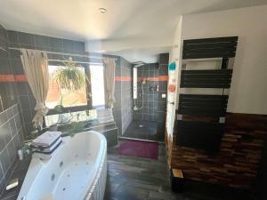 Kúpeľňa v ubytovaní Loft atypique 192m2, terrasse, aux portes de Lille