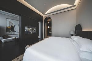 Ένα ή περισσότερα κρεβάτια σε δωμάτιο στο Louie Castle Sycamore Hotel