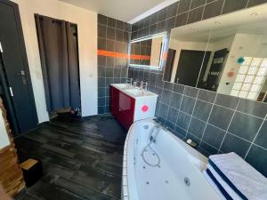 Kúpeľňa v ubytovaní Loft atypique 192m2, terrasse, aux portes de Lille + 13 fotografií