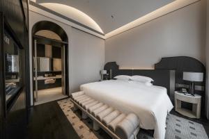 Ένα ή περισσότερα κρεβάτια σε δωμάτιο στο Louie Castle Sycamore Hotel
