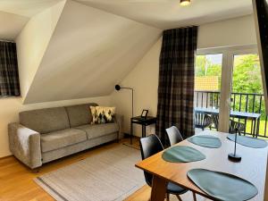 克拉尼斯卡戈拉Apartmaji Kotnik的客厅里有一张桌子和一张沙发 更多15张照片