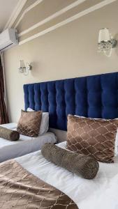 Postel nebo postele na pokoji v ubytování Royal Qala Hotel