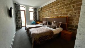 Postel nebo postele na pokoji v ubytování Royal Qala Hotel