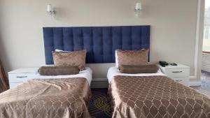Postel nebo postele na pokoji v ubytování Royal Qala Hotel