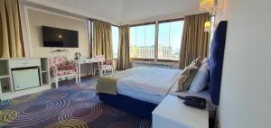 Postel nebo postele na pokoji v ubytování Royal Qala Hotel