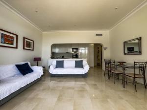 Гостиная зона в Skol 2A Amazing 2 Bedroom Apartment Skol Marbella +29 фотографий