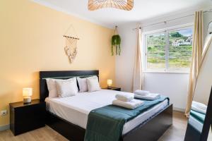 Giường trong phòng chung tại GuestReady - Caniço paradise with ocean view