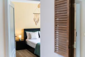 Giường trong phòng chung tại GuestReady - Caniço paradise with ocean view +37 ảnh