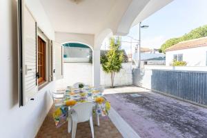 Lido ConchigliaにあるVilletta Bouganville - Salento Reservationのバルコニーにテーブルと椅子が置かれたパティオ +24枚の写真