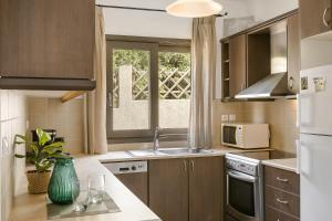 A kitchen or kitchenette at Villa Helios