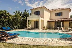 The swimming pool at or close to Villa Helios