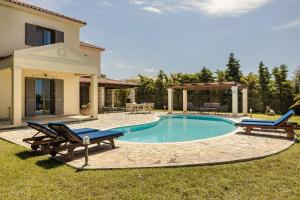 The swimming pool at or close to Villa Helios