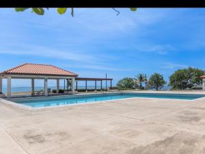 波特莫尔Bay Front Retreat的带凉亭和大海的游泳池