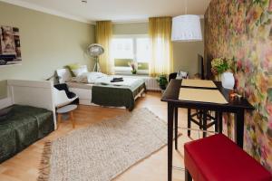 a living room with a couch and a table at Keksfabrik Lofts zentral in Hamburg in Hamburg