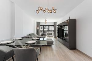 jadalnia i salon ze stołem i krzesłami w obiekcie Casa Diamante - Estepona w mieście Estepona