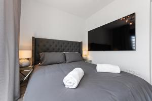 sypialnia z łóżkiem i dwoma ręcznikami na nim w obiekcie Casa Diamante - Estepona w mieście Estepona +15 zdjęć