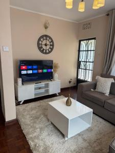 Televisyen dan/atau pusat hiburan di In arusha nests +2 gambar