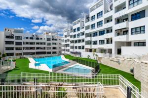 obraz kompleksu apartamentowego z basenem w obiekcie Casa Diamante - Estepona w mieście Estepona