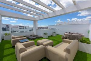 salon z kanapą i krzesłami na dachu w obiekcie Casa Diamante - Estepona w mieście Estepona