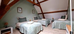 a room with two beds in a attic at La Grange in Verlincthun