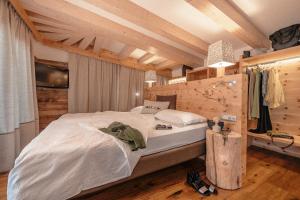 Postel nebo postele na pokoji v ubytování Cristallo Sport & Wellness Hotel