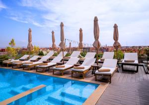 Bazén v ubytování Longue vie Hotels nebo v jeho okolí