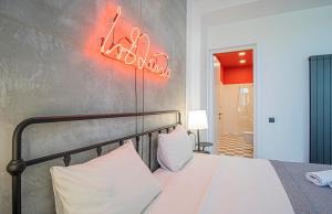 Una cama o camas en una habitación de Stylish 1BR Apt In Tbilisi - By Wehost