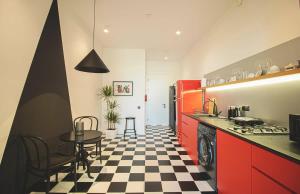 Una cocina o kitchenette en Stylish 1BR Apt In Tbilisi - By Wehost