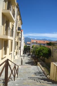 eine leere Straße in einer Stadt mit Gebäuden in der Unterkunft Citadella Calvi confort chaleureux et climatisé in Calvi