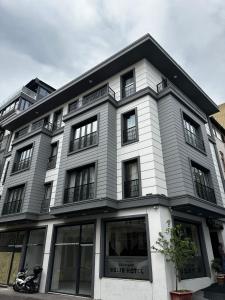 Un edificio blanco con ventanas y una motocicleta al frente. en Solis - Kumkapi, en Estambul