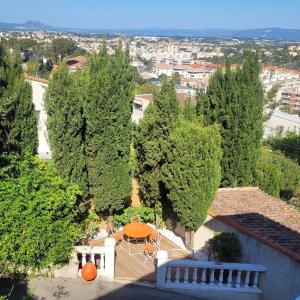 an overhead view of a house with a table and trees at Bienvuenue au 422 in Saint-Raphaël