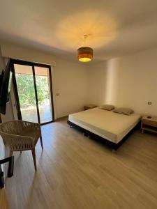 Ένα ή περισσότερα κρεβάτια σε δωμάτιο στο Maison proche des plages