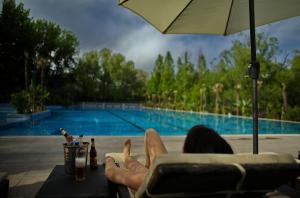 Πισίνα στο ή κοντά στο Zhi Resort Beijing - Breakfast with Deer&Thousand Acre Garden&50 Meter Swimming Pool&Private Soup Pool&Outdoor Soup Spring&Free Coffee