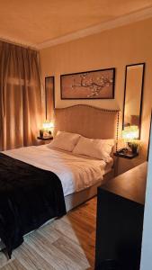 Ένα ή περισσότερα κρεβάτια σε δωμάτιο στο الجاكرندا الدرعيه البجيري