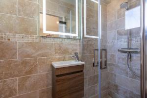 谢尔河畔塞勒La Salamandre - maison avec jacuzzi的带水槽和淋浴的浴室 更多7张照片